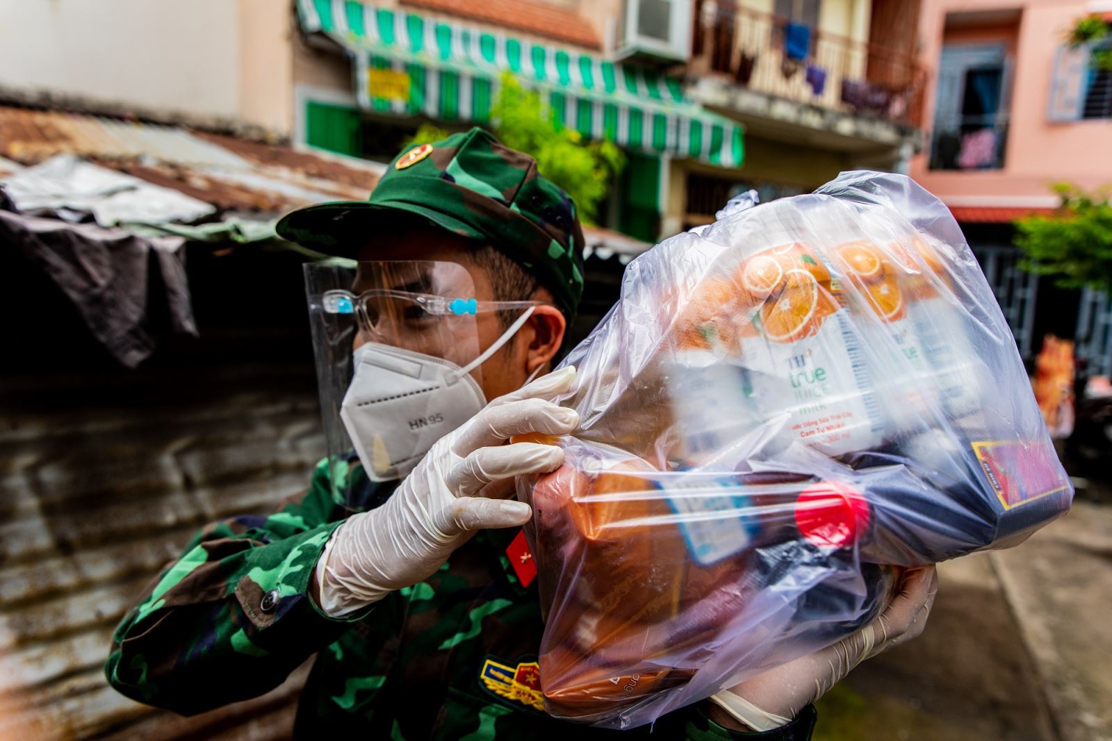 Bộ đội hỗ trợ P.3, Q.Phú Nhuận đi trao túi thực phẩm tiếp tế người dân khó khăn  vì Covid-19.