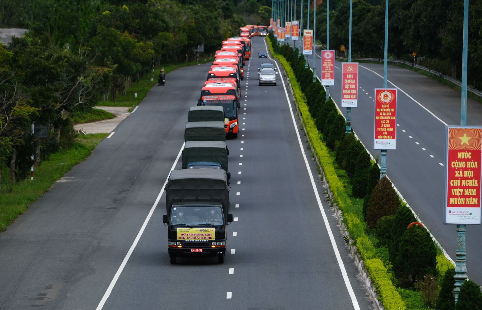 Đoàn xe vận chuyển nông sản từ Lâm Đồng hỗ trợ TP. Hồ Chí Minh