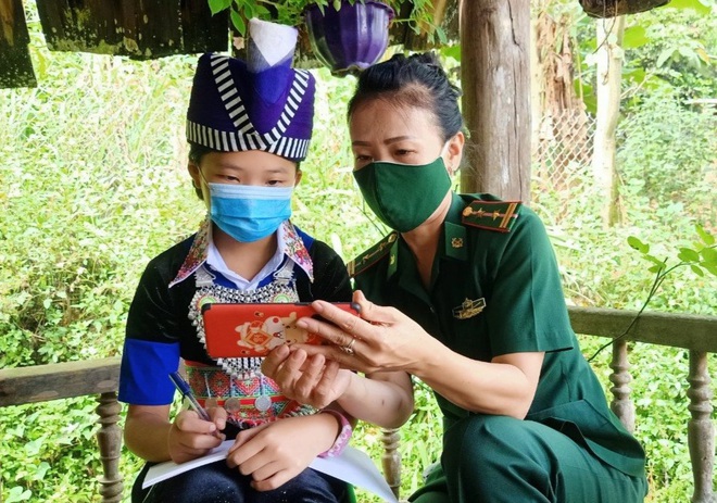 Cô giáo Trần Thị Lê Na và Trung tá Nguyễn Văn Thiên hướng dẫn học sinh người Chứt ở bản Rào Tre (Hà Tĩnh) học trực tuyến