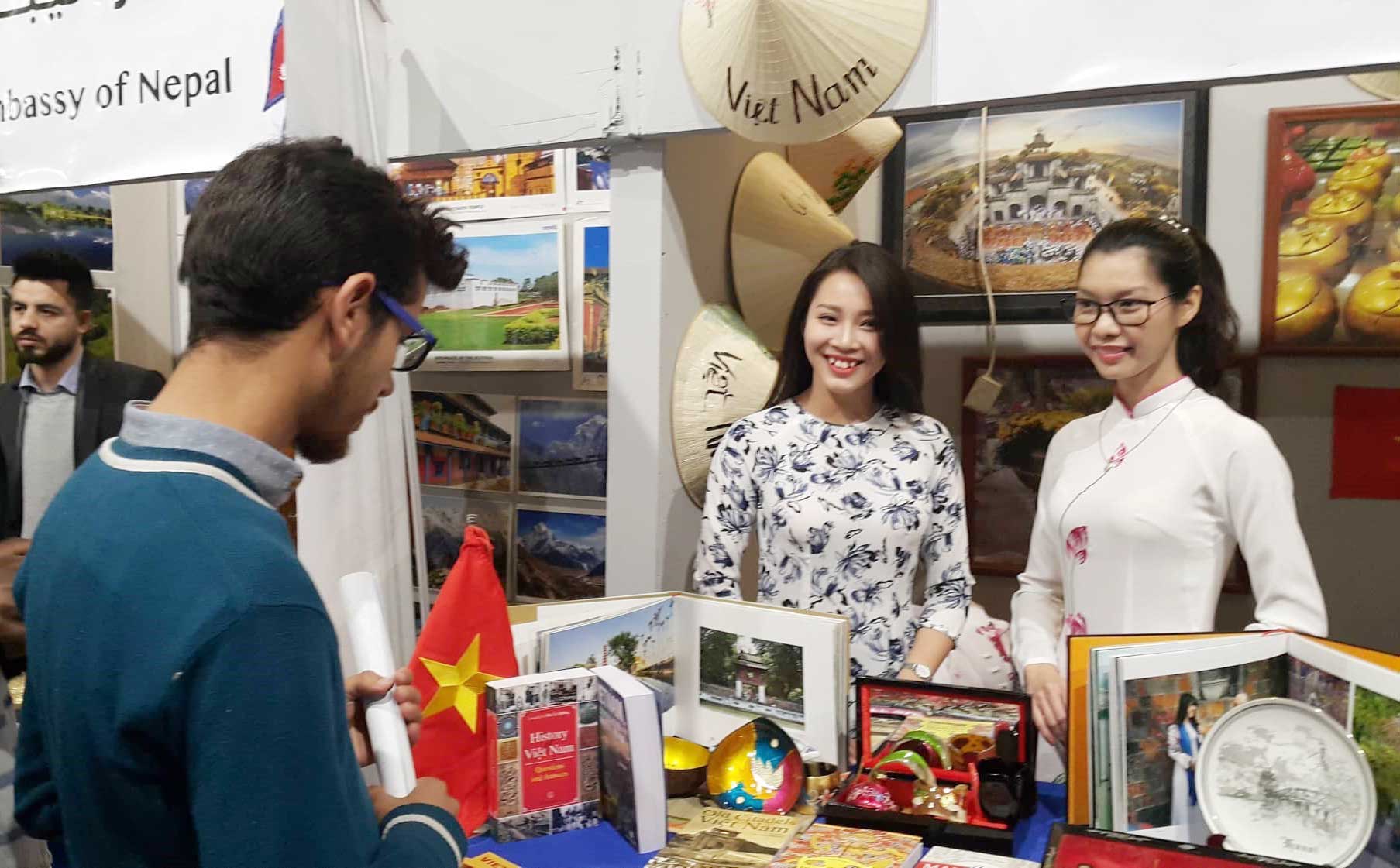 	Bạn bè quốc tế tìm kiếm tài liệu văn hóa Việt Nam tại Lễ hội văn hóa quốc tế Sakia, tổ chức tại Thủ đô Cairo (Ai Cập) - Nguồn: TTXVN