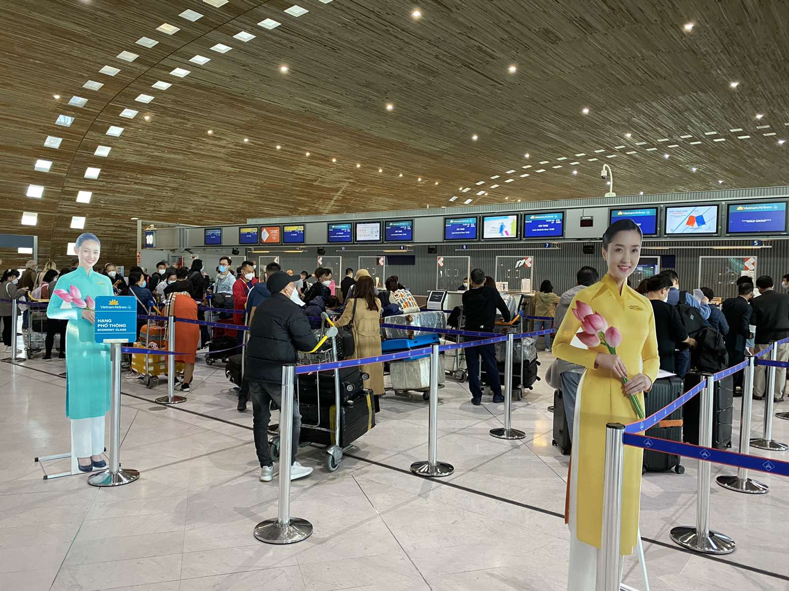 Hành khách làm thủ tục tại sân bay ở Paris