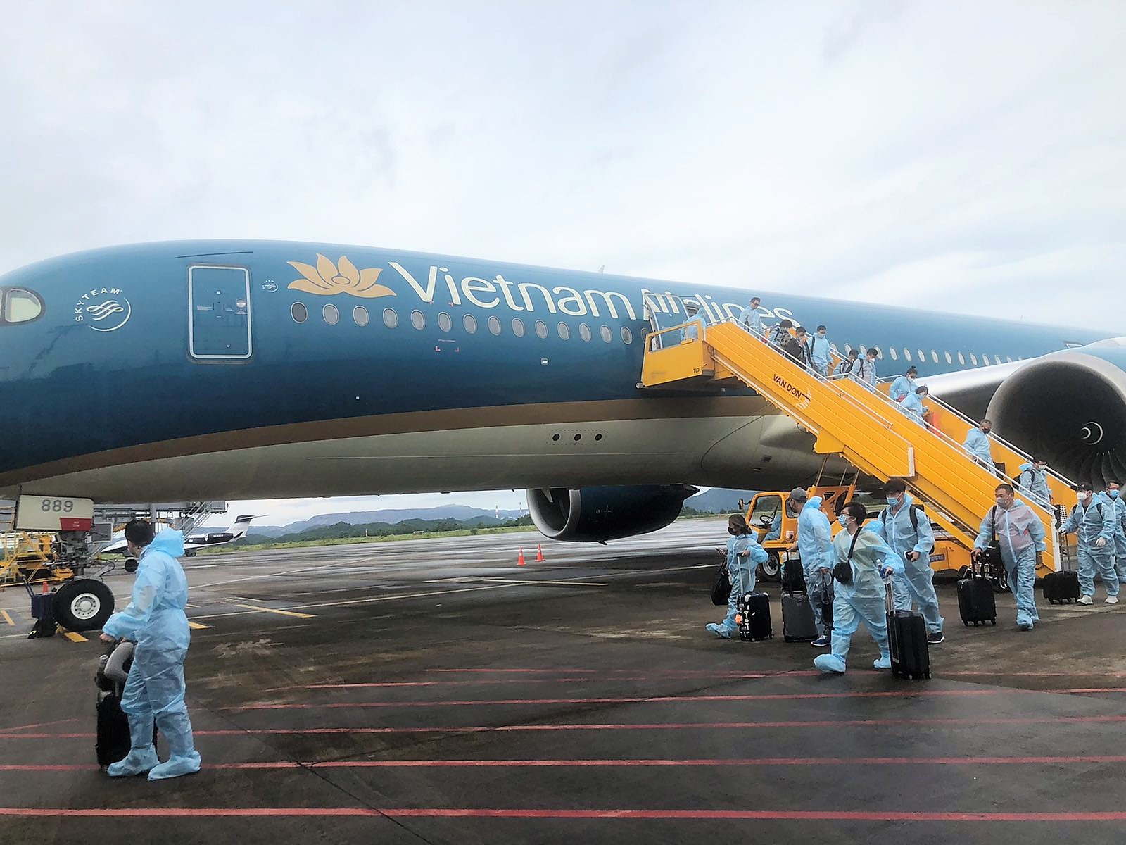 Chuyến bay VN18 của Vietnam Airlines chở 301 công dân Việt Nam từ Pháp về nước hạ cánh an toàn tại sân bay Vân Đồn (Quảng Ninh)