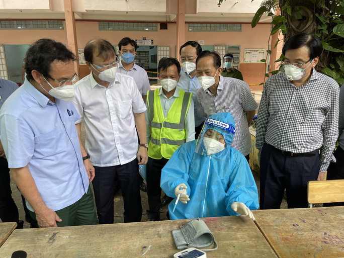 Bí thư Thành uỷ TP. Hồ Chí Minh Nguyễn Văn Nên kiểm tra 1 điểm tiêm vaccine ngừa Covid-19