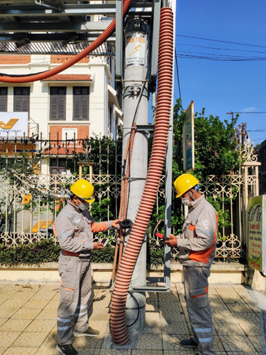 Công nhân PC Hà Nam sửa chữa điện phục vụ công tác phòng, chống dịch bệnh 