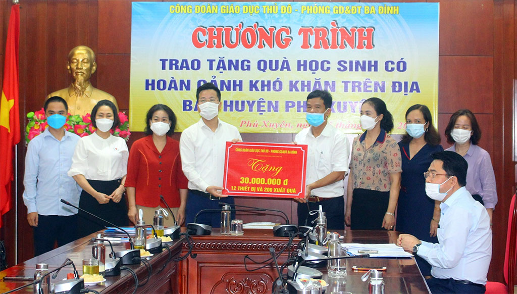 Đại diện quận Phú Xuyên nhận hỗ trợ từ Phòng GD&ĐT quận Ba Đình