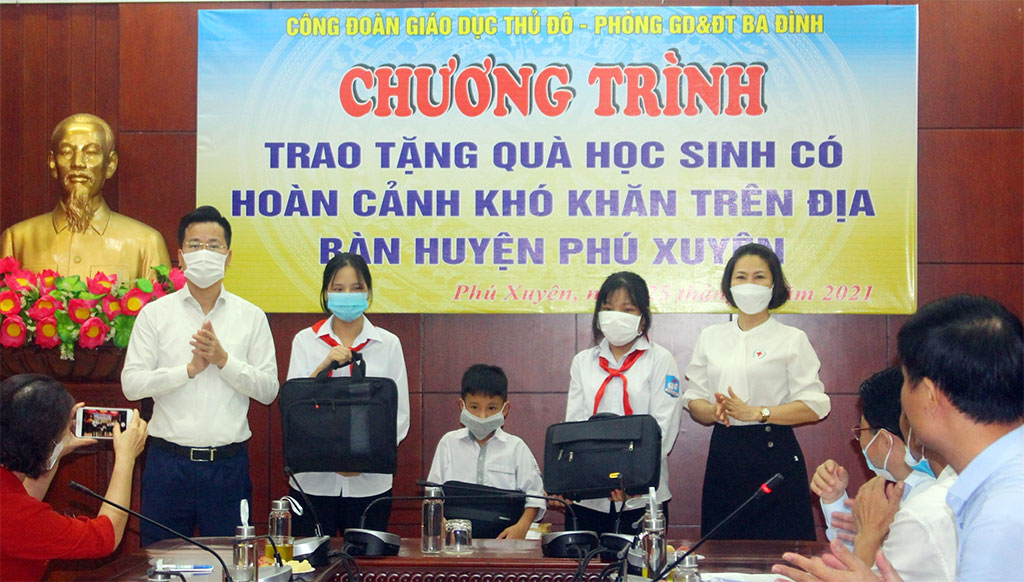 Trưởng phòng GD&ĐT quận Ba Đình Lê Đức Thuận trao quà cho các em học sinh có hoàn cảnh khó khăn trên địa bàn huyện Phú Xuyên