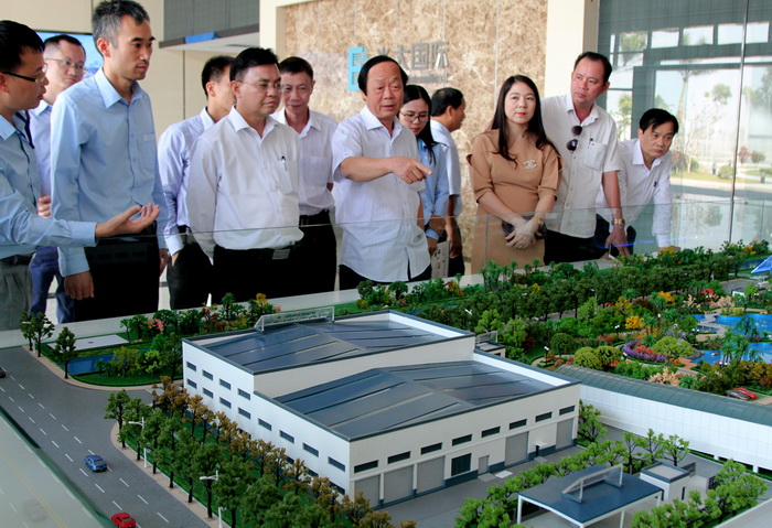 Thứ trưởng Bộ Tài nguyên và Môi trường Võ Tuấn Nhân thăm mô hình Nhà máy xử lý rác phát điện tại Cần Thơ