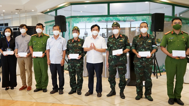 Ông Nguyễn Hoàng Thao (thứ tư, phải qua) trao quà cho lực lượng hỗ trợ phòng chống dịch