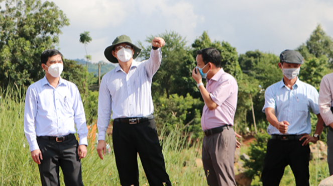 Phó chủ tịch UBND tỉnh Võ Văn Phi kiểm tra thực tế dự án hồ chứa nước Cầu Dầu