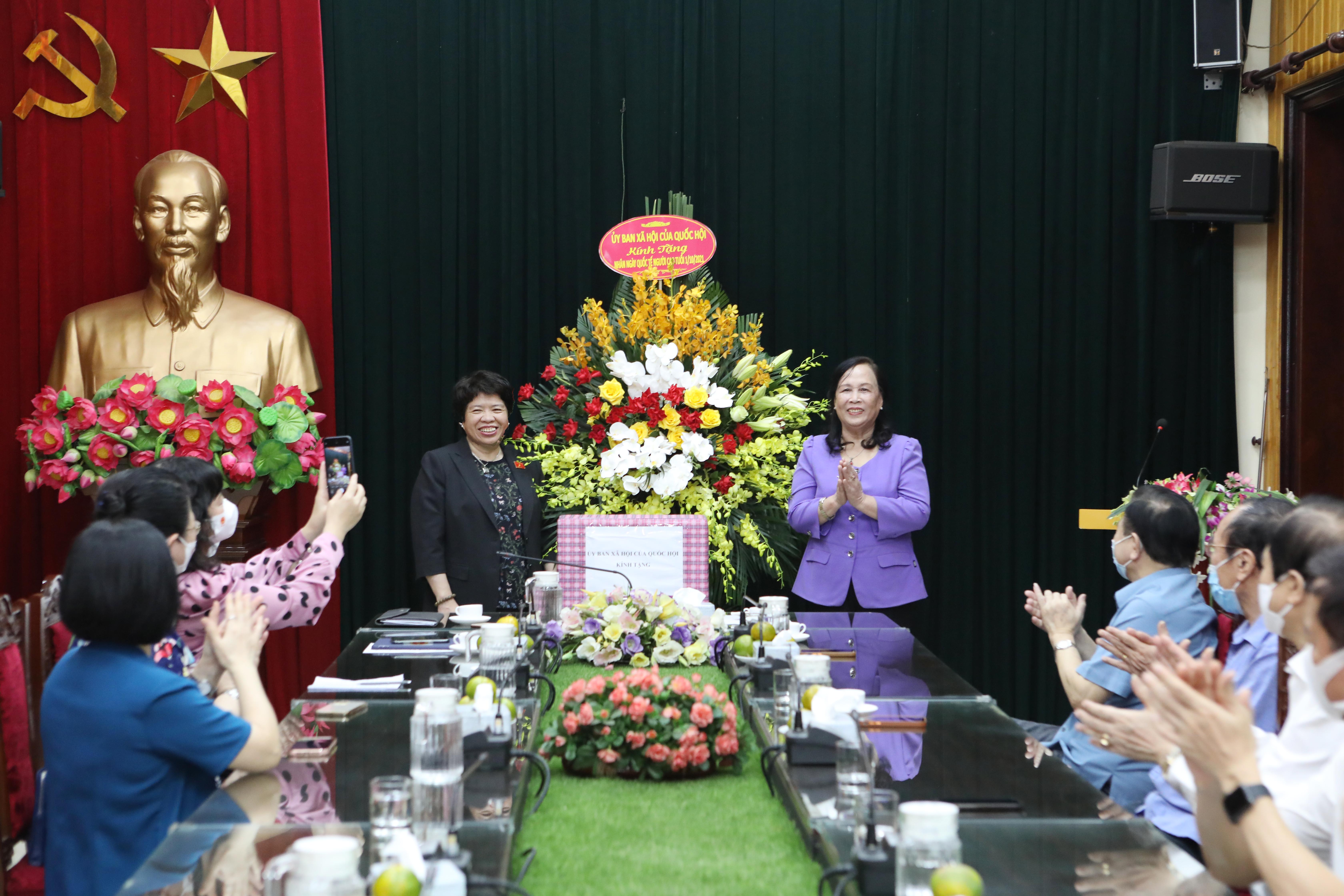 	Chủ nhiệm Ủy ban Xã hội Nguyễn Thúy Anh trao lẵng hoa và quà cho Trung ương Hội Người cao tuổi Việt Nam