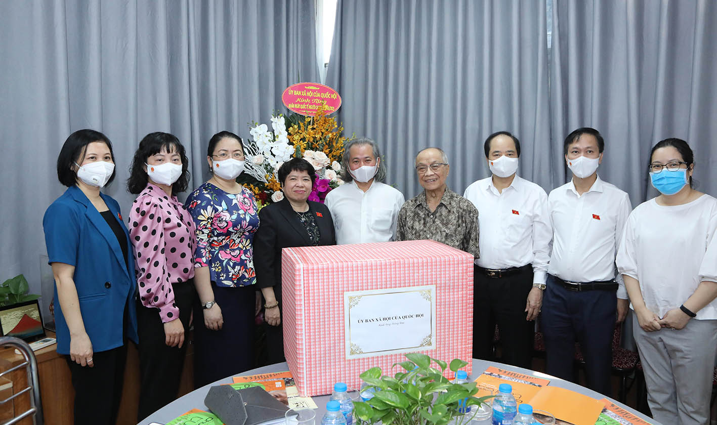 	Chủ nhiệm Ủy ban Xã hội Nguyễn Thúy Anh trao lẵng hoa và qùa cho Trung tâm chăm sóc Người cao tuổi Bách niên Thiên đức