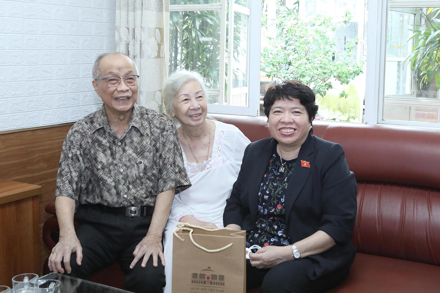 	Chủ nhiệm Ủy ban Xã hội Nguyễn Thúy Anh tặng quà cho gia đình nguyên Tổng Biên tập Nguyễn Ngọc Thọ
