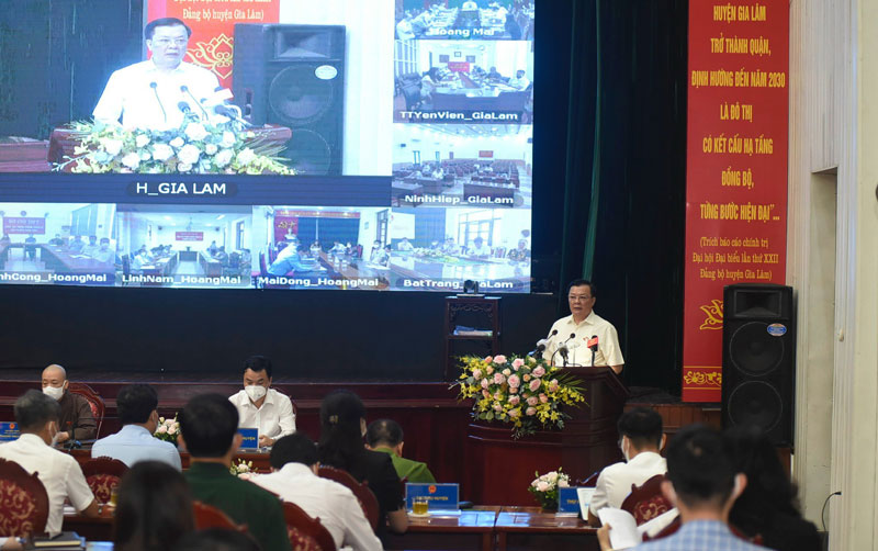 Bí thư Thành ủy Hà Nội Đinh Tiến Dũng và các đại biểu tại hội nghị tiếp xúc cử tri.