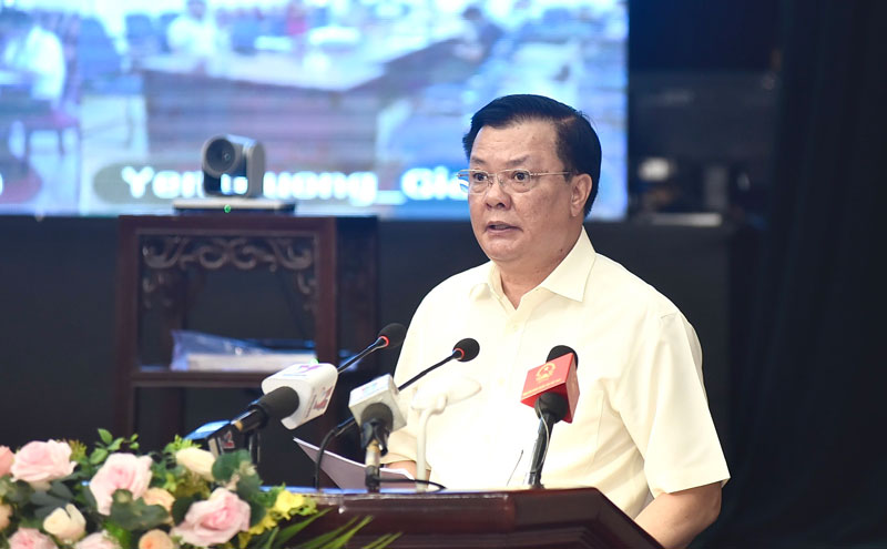 Bí thư Thành ủy Hà Nội Đinh Tiến Dũng trao đổi và tiếp thu ý kiến của các cử tri tại hội nghị.