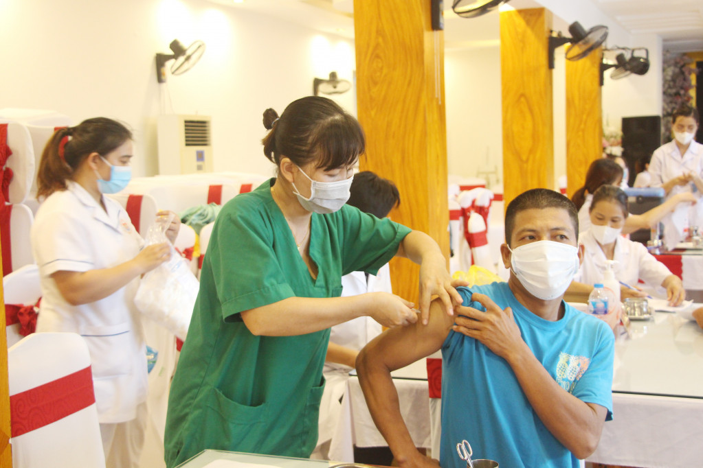 Toàn tỉnh đã có trên 940.000 người được tiêm ít nhất 1 mũi, đạt 92,7% số đối tượng từ 18 tuổi trở lên Ảnh Sở Y tế Quảng Ninh