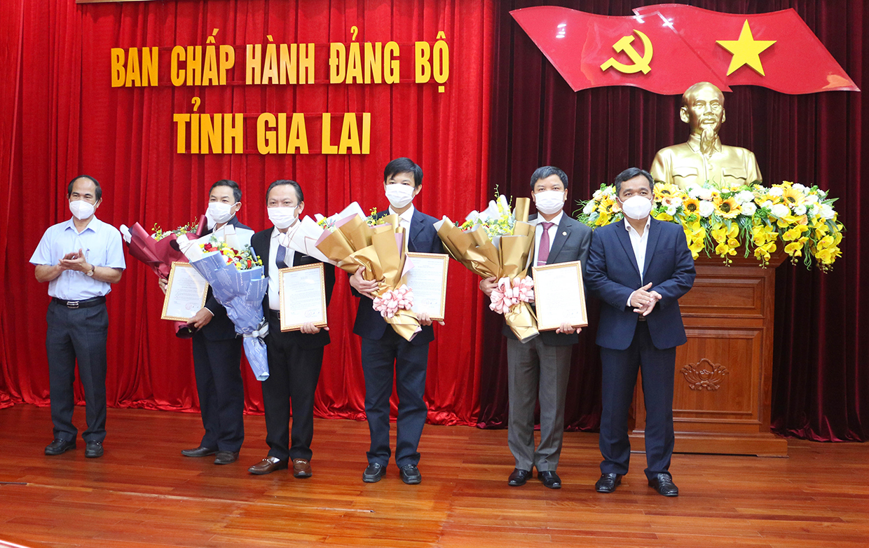 Bí thư Tỉnh ủy Hồ Văn Niên và Chủ tịch UBND tỉnh Võ Ngọc Thành trao Quyết định và tặng hoa các đồng chí được điều động, bổ nhiệm nhận nhiệm vụ mới.