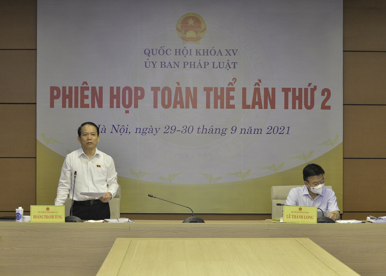 Ủy viên Trung ương Đảng, Chủ nhiệm Ủy ban Pháp luật Hoàng Thanh Tùng phát biểu tại phiên họp