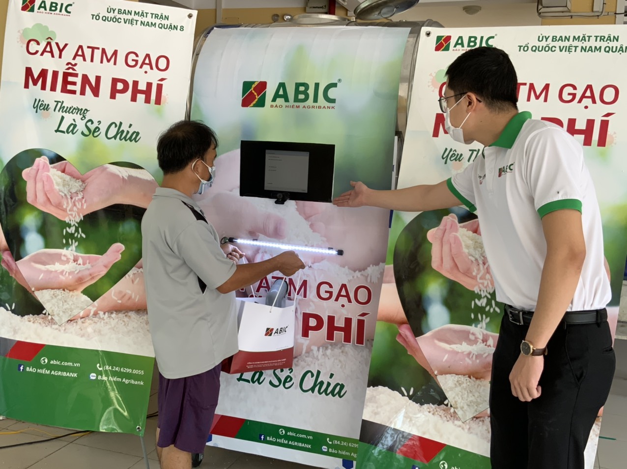 Người dân HCM nhận gạo từ ATM gạo Bảo hiểm Agribank