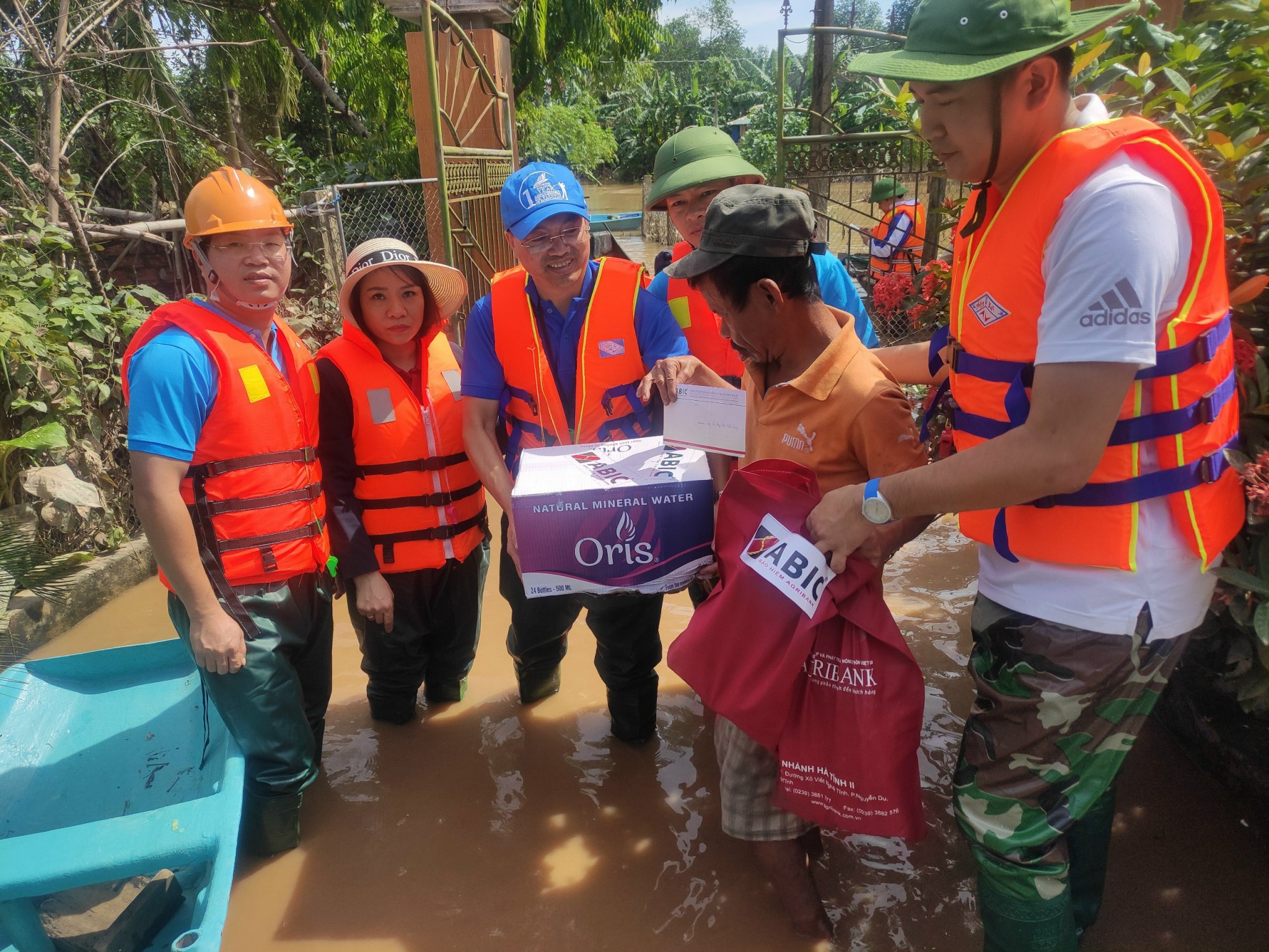 Bảo hiểm Agribank hỗ trợ đồng bào miền Trung bị lũ lụt