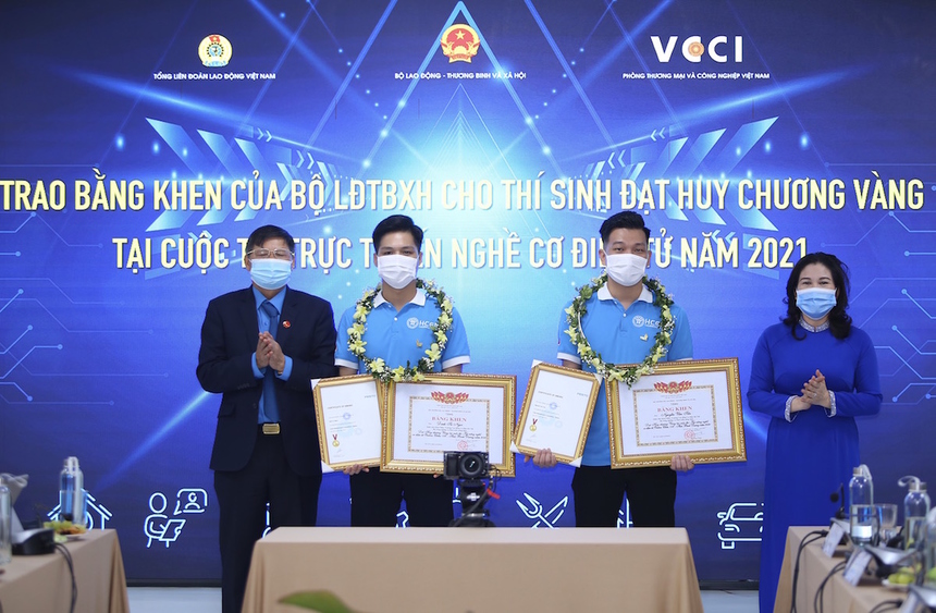 Bộ Lao động, Thương binh và Xã hội trao bằng khen cho 2 thí sinh đạt Huy chương vàng cuộc thi trực tuyến nghề cơ điện tử năm 2021.  