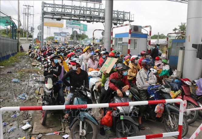  người dân An Giang di chuyển bằng xe máy về quê tập trung tại chốt kiểm soát dịch bệnh T2 của thành phố Long Xuyên gây ách tắc giao thông