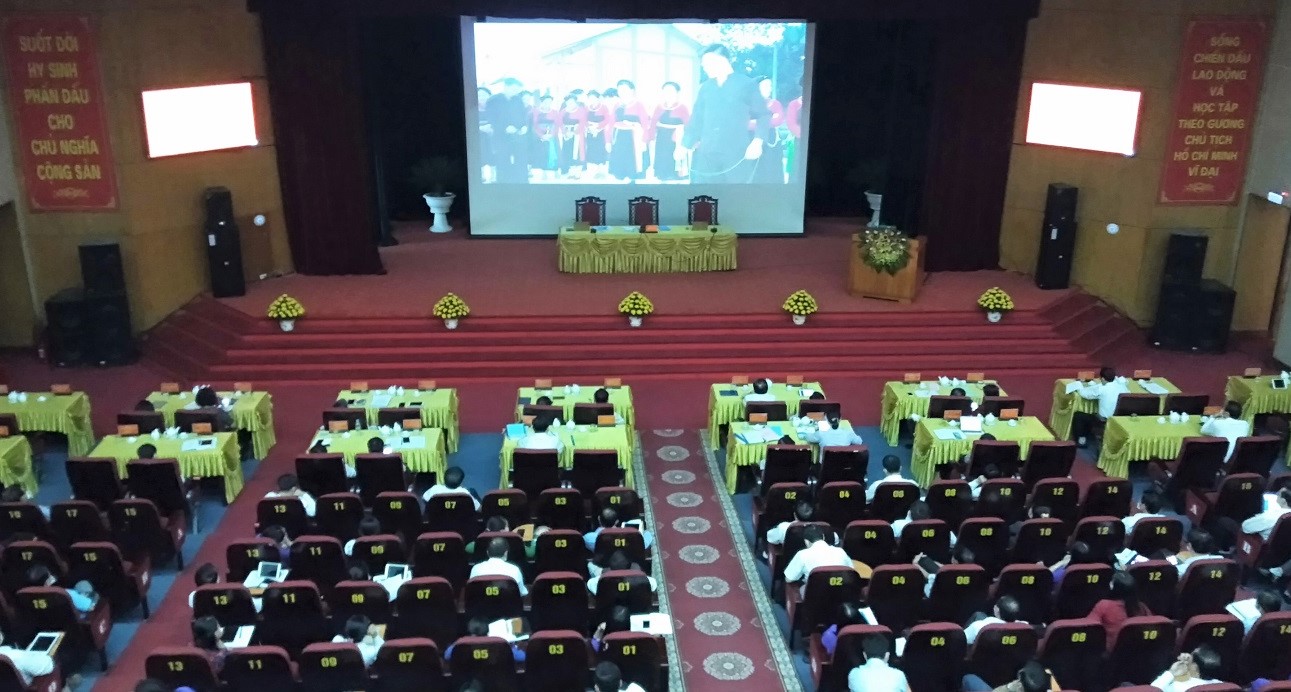 Đại biểu HĐND tỉnh Tuyên Quang xem hình ảnh giám sát chuyên đề tại Kỳ họp thứ 10, HĐND tỉnh nhiệm kỳ 2016 - 2021 - ẢNH KHÁNH XUYẾN