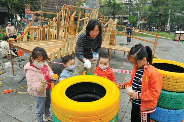 Trẻ em tham gia làm sân chơi cho chính mình - Nguồn: Thanhgiong.vn/