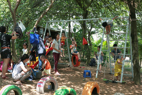 	Sân chơi cho trẻ em ở bãi giữa sông Hồng, Hà Nội - Nguồn: Hanoimoi.com.vn