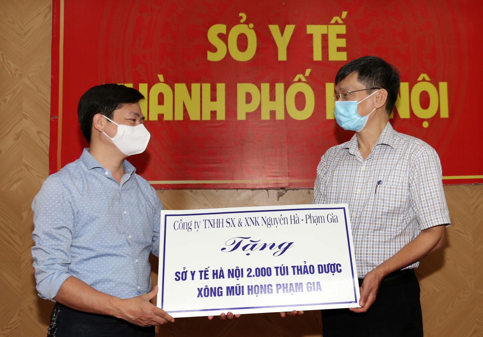 ​  Đại diện cồng ty Sản xuất và Xuất nhập khẩu Nguyên Hà trao tặng 2.000 sản phẩm cho Sở Y tế Hà Nội