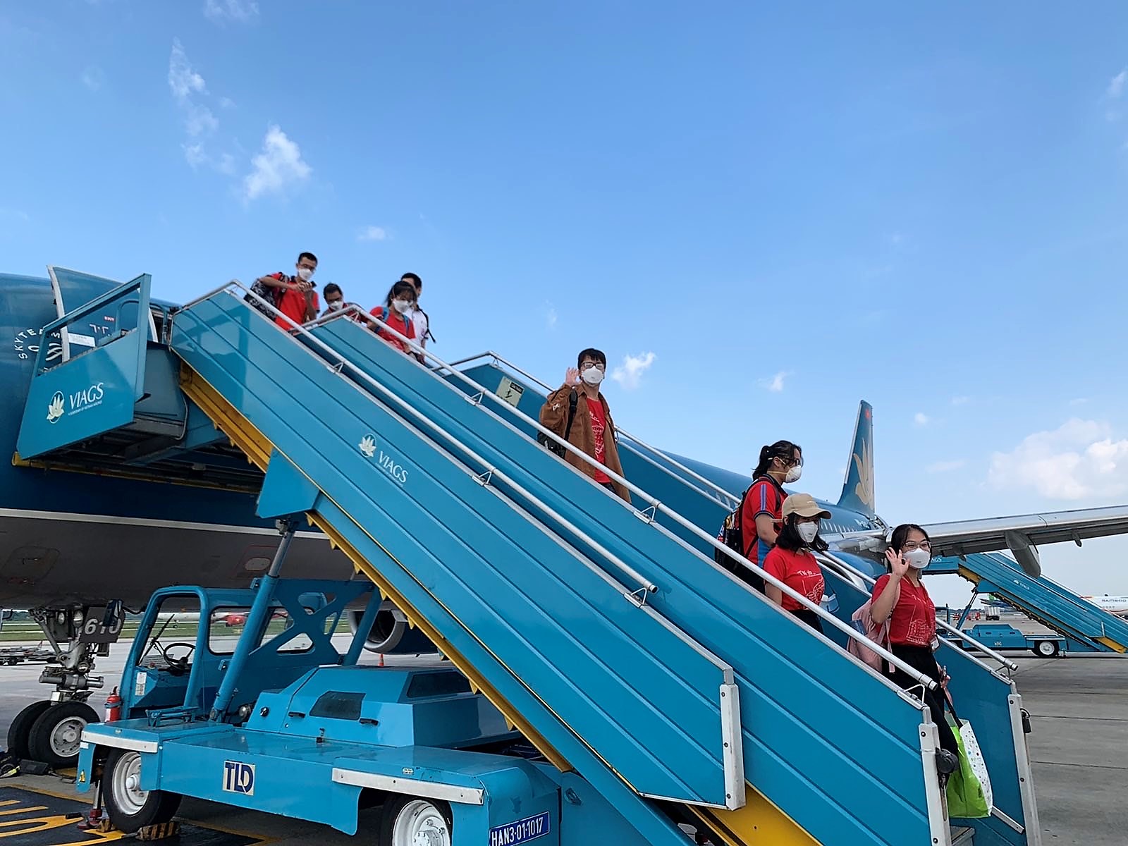 Các sinh viên Đại học Y Hà Nội hạ cánh xuống sân bay Nội Bài