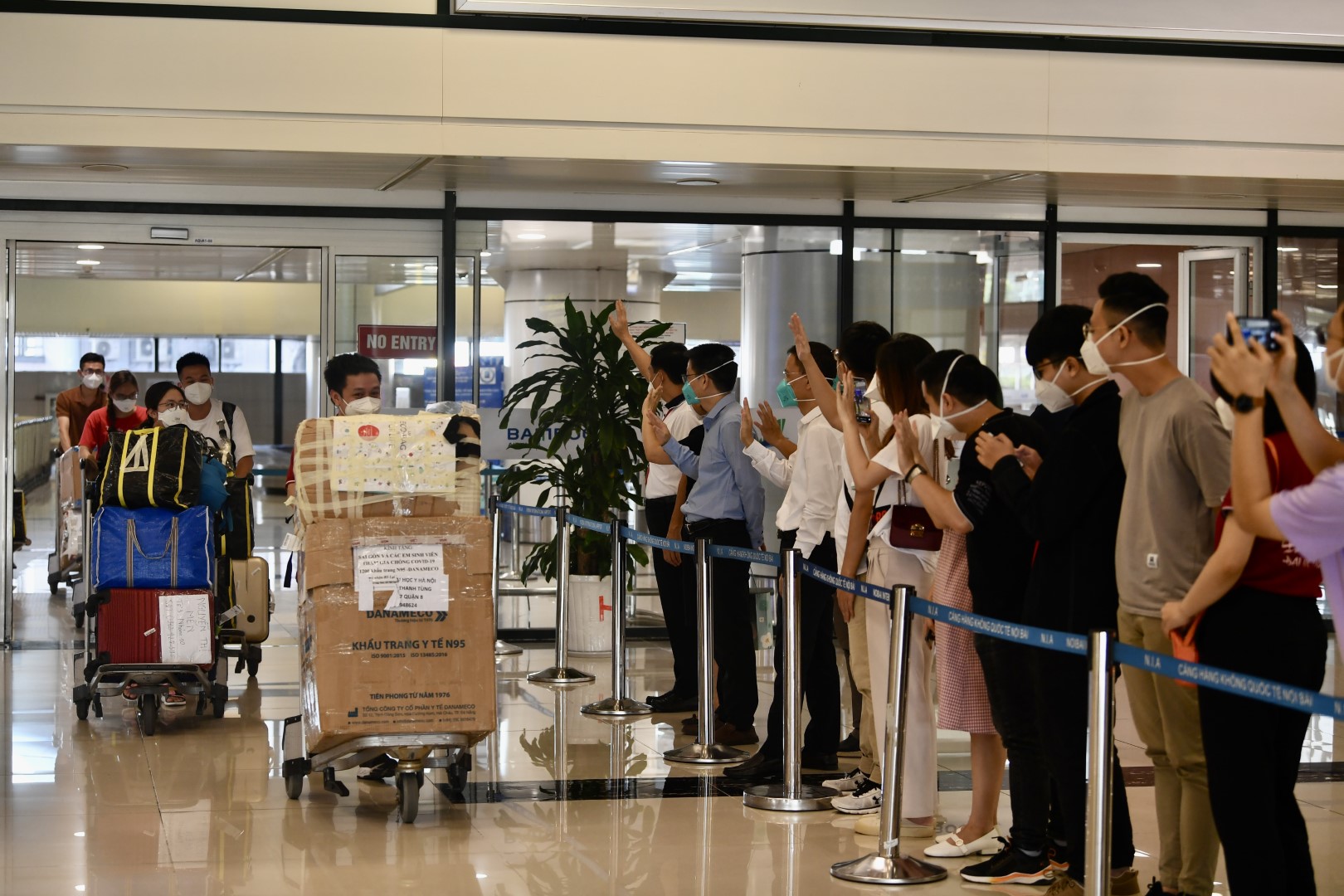 Giáo viên, cán bộ Đại học Y Hà Nội chào đón các em sinh viên trở về tại cửa nhà ga