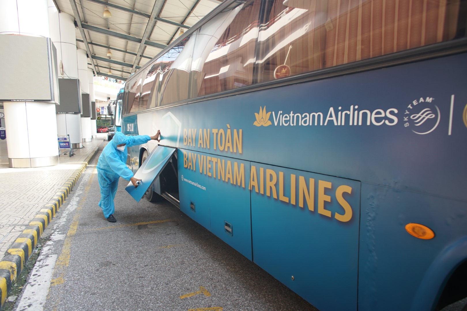 Ảnh 3 - Vietnam Airlines bố trí riêng một đội xe để hỗ trợ các y bác sĩ tương lai di chuyển đường bộ sau khi hạ cánh tại Nội Bài.