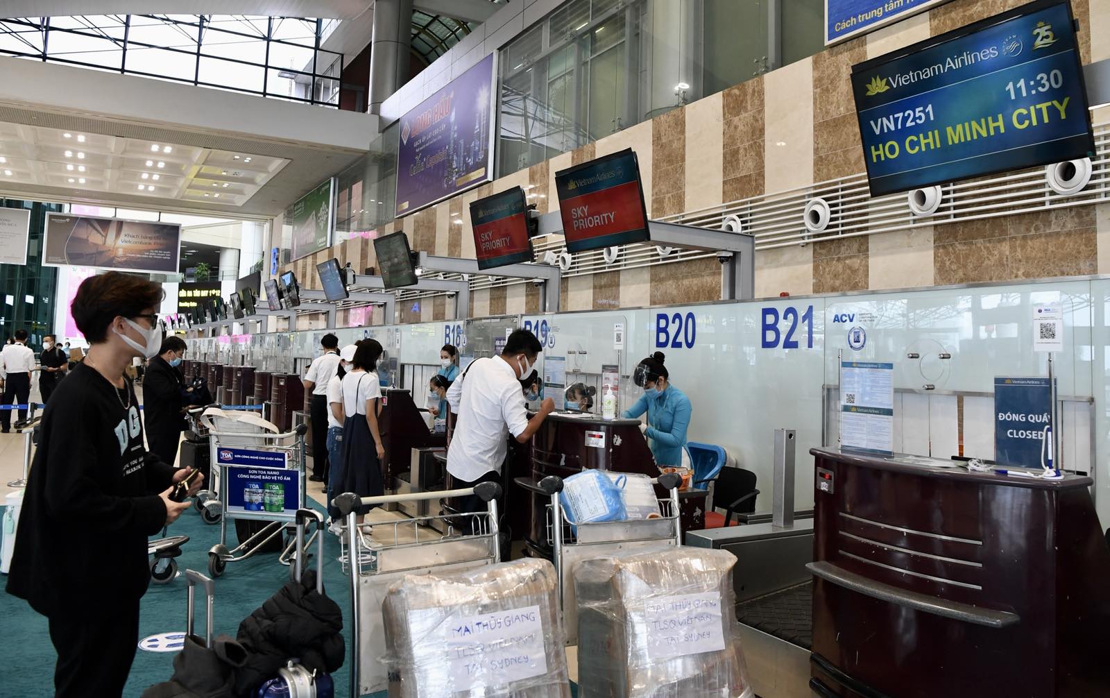 Hành khách làm thủ tục tại sân bay Nội Bài