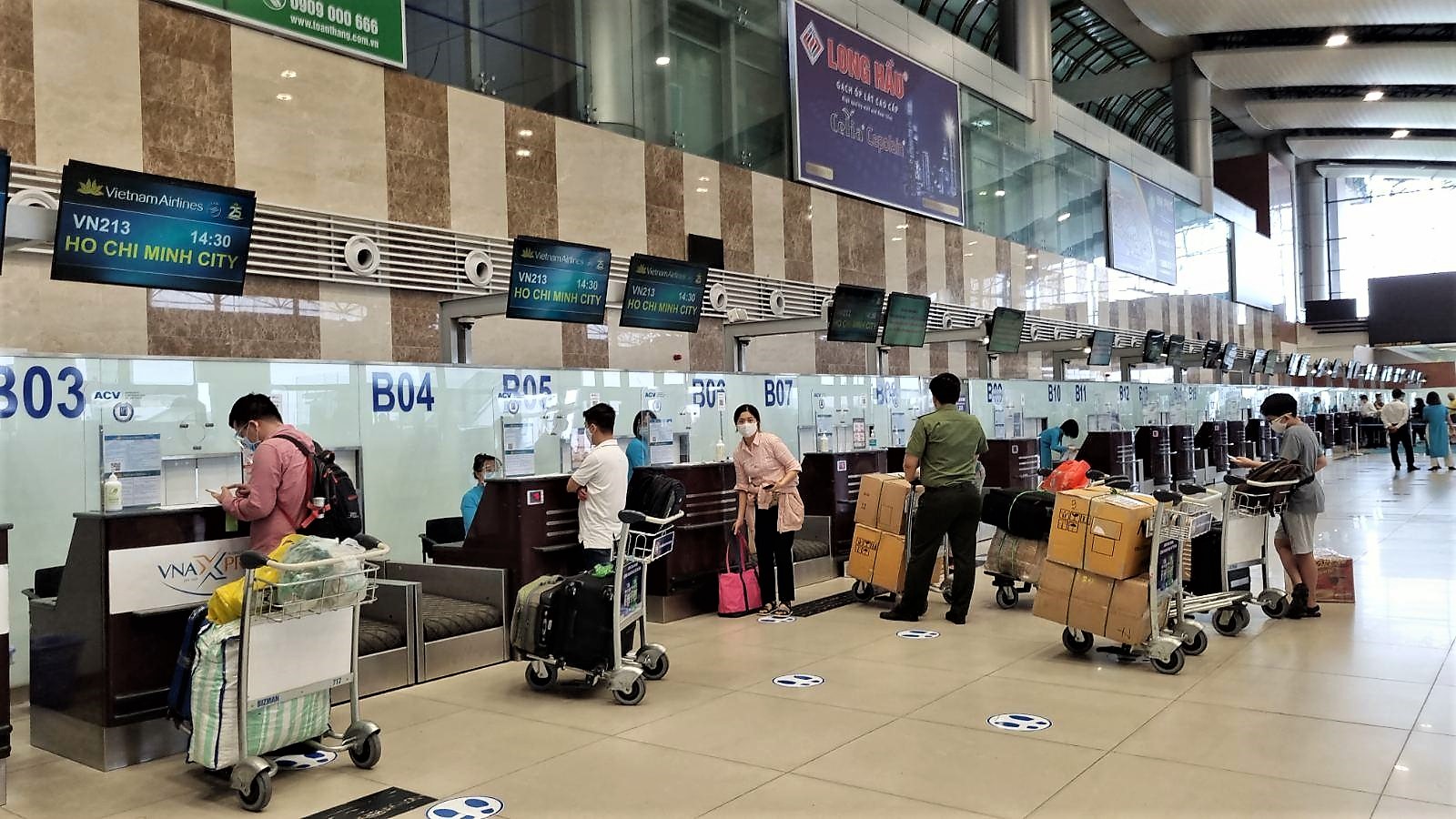 Chuyến bay đầu tiên của hãng từ Hà Nội là VN213 đi Tp Hồ Chí Minh lúc 14h30 ngày 10.10