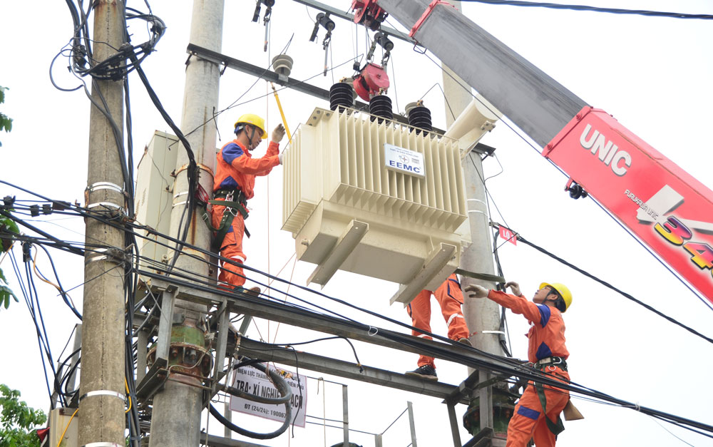 Công nhân Công ty Điện lực Điện Biên nâng công suất máy biến áp, nhằm nâng cao độ tin cậy cung cấp điện, giảm tổn thất điện năng.