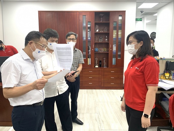 Lãnh đạo BHXH Việt Nam kiểm tra danh sách chi trả tiền hỗ trợ cho NLĐ tại Công ty cổ phần Sabre Việt Nam