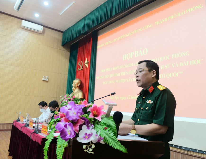 Đại tá, PGS. TS Nguyễn Văn Sáu, Phó viện trưởng Viện Lịch sử Quân sự Việt Nam, giới thiệu những nội dung chính về hội thảo - An