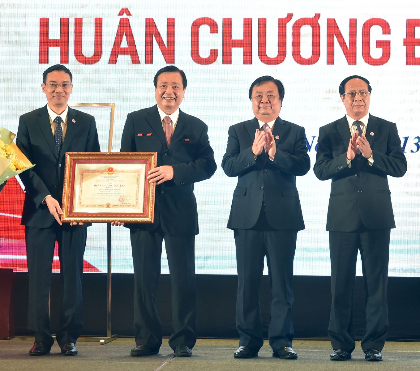 Phó Thủ tướng Lê Văn Thành trao tặng Huân chương Độc lập hạng Ba cho Tổng cục Phòng, chống thiên tai