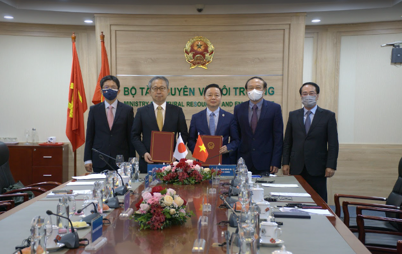 	Bộ trưởng Trần Hồng Hà và Đại sứ Nhật bản taị Việt Nam trao biên bản ghi nhớ hợp tác