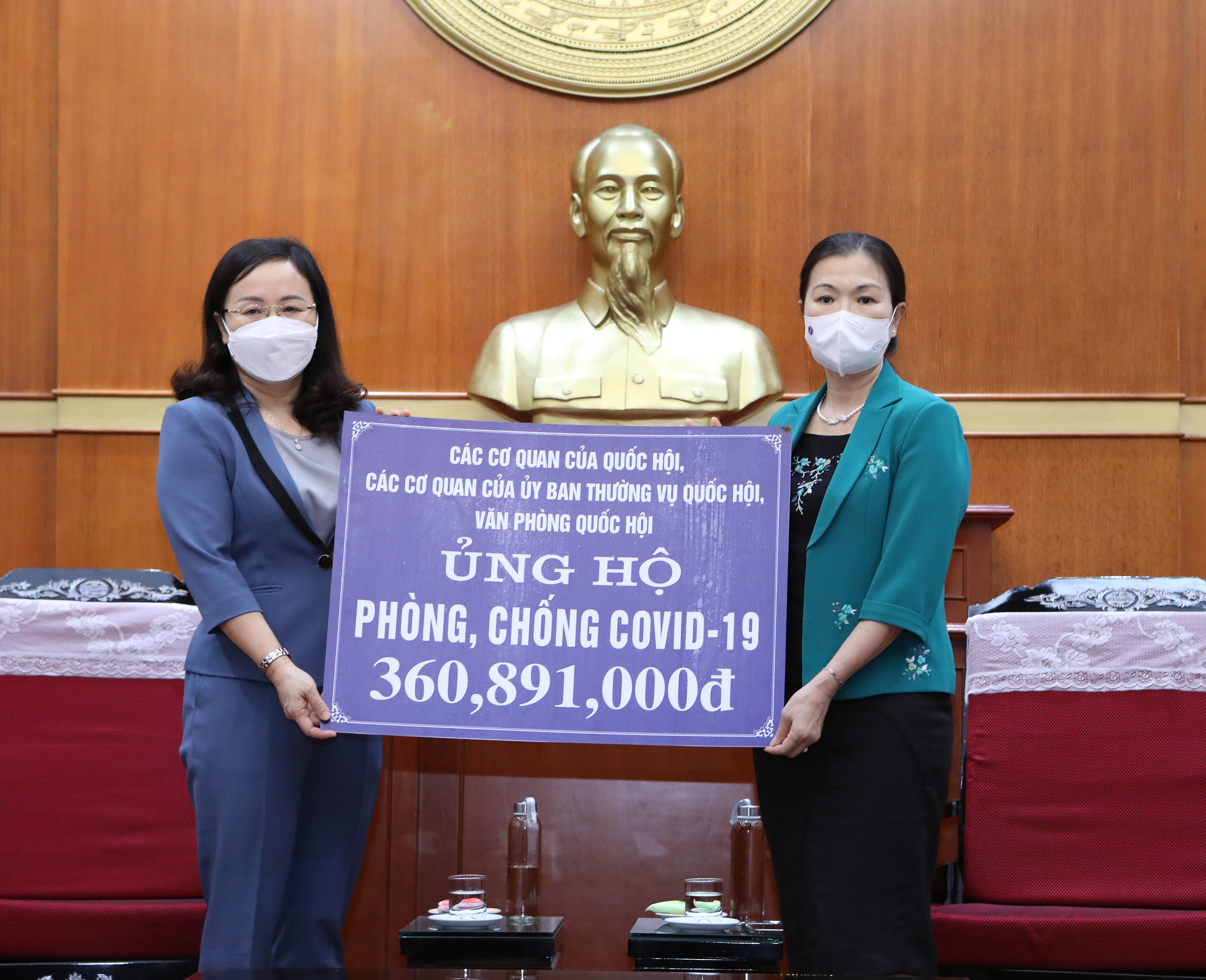 	Phó Chủ nhiệm Văn phòng Quốc hội Phạm Thúy Chinh trao số tiền quyên góp cho công tác phòng chống dịch Covid-19