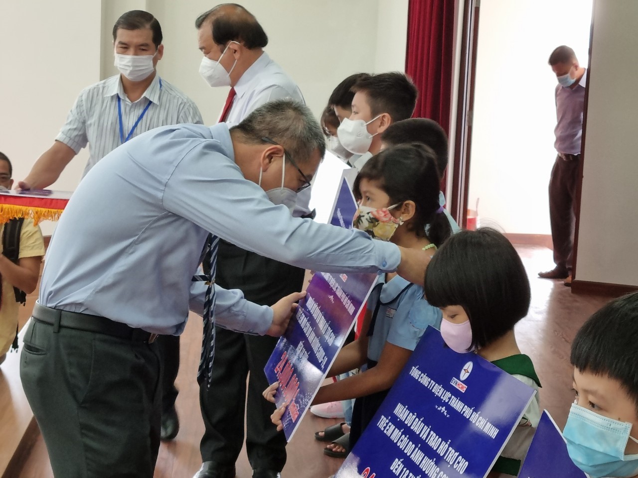 Tổng giám đốc EVNHCMC Nguyễn Văn Thanh trao biều trưng bảo trợ và thăm hỏi các bé bị ảnh hưởng nặng nề bởi dịch Covid-19