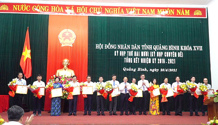 Trao bằng khen của Chủ tịch UBND tỉnh cho các cá nhân có thành tích xuất sắc trong hoạt động của HĐND tỉnh Quảng Bình nhiệm kỳ 2016 - 2021 - ẢNH TRẦN THU