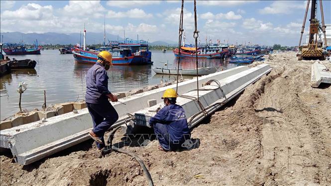 	Âu neo đậu tàu thuyền An Hòa, huyện Núi Thành, tỉnh Quảng Nam đang thi công giai đoạn 2 Ảnh: TTXVN