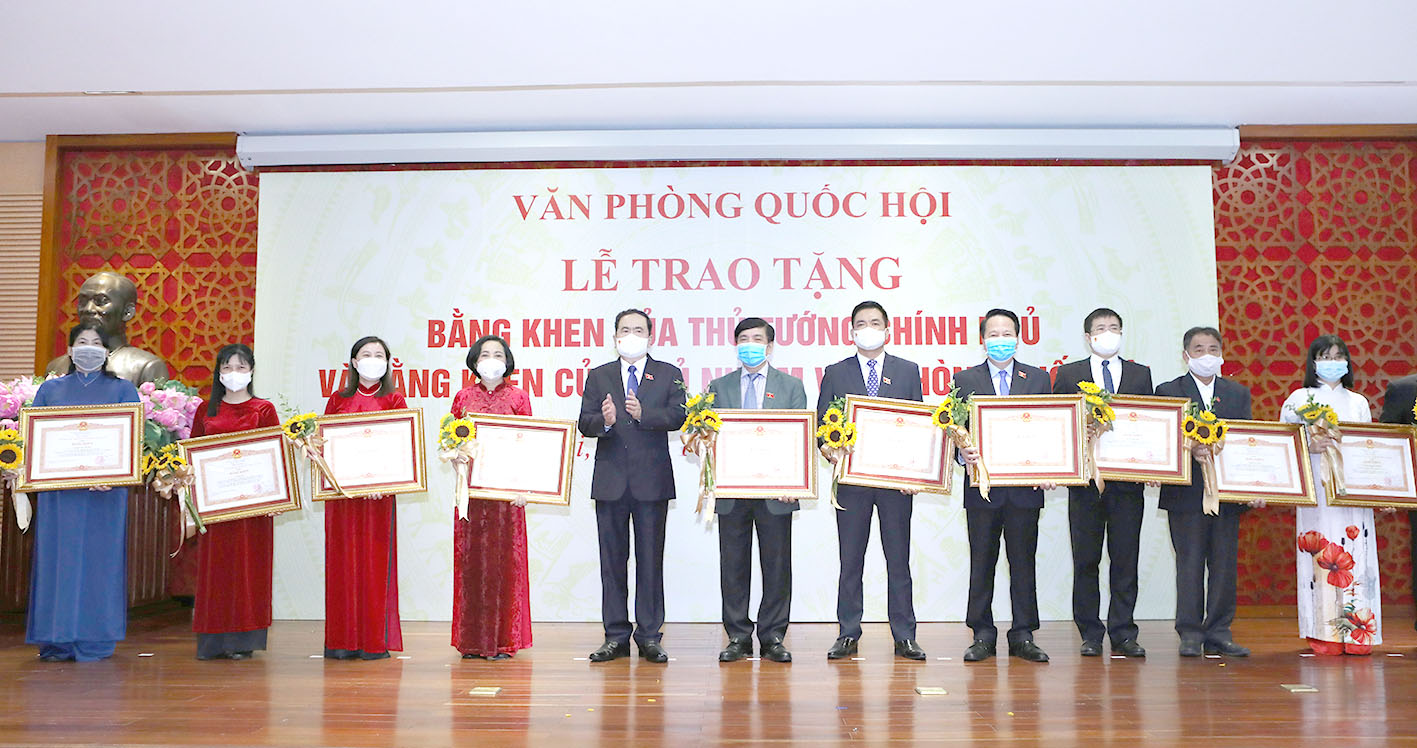 Phó Chủ tịch Thường trực Quốc hội Trần Thanh Mẫn đã trao bằng khen của Thủ tướng Chính phủ cho 13 cá nhân có thành tích xuất sắc trong công tác tổ chức, phục vụ bầu cử đại biểu Quốc hội Khóa XV và đại biểu Hội đồng Nhân dân các cấp nhiệm kỳ 2021 - 2026