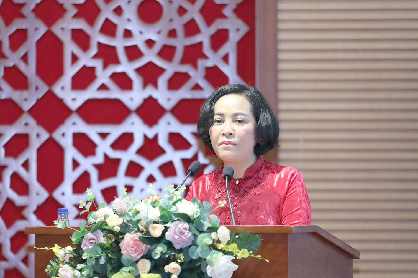 	Trưởng Ban Công tác đại biểu Nguyễn Thị Thanh thay mặt cho các cá nhân, tập thể được nhận bằng khen phát biểu tại buổi lễ