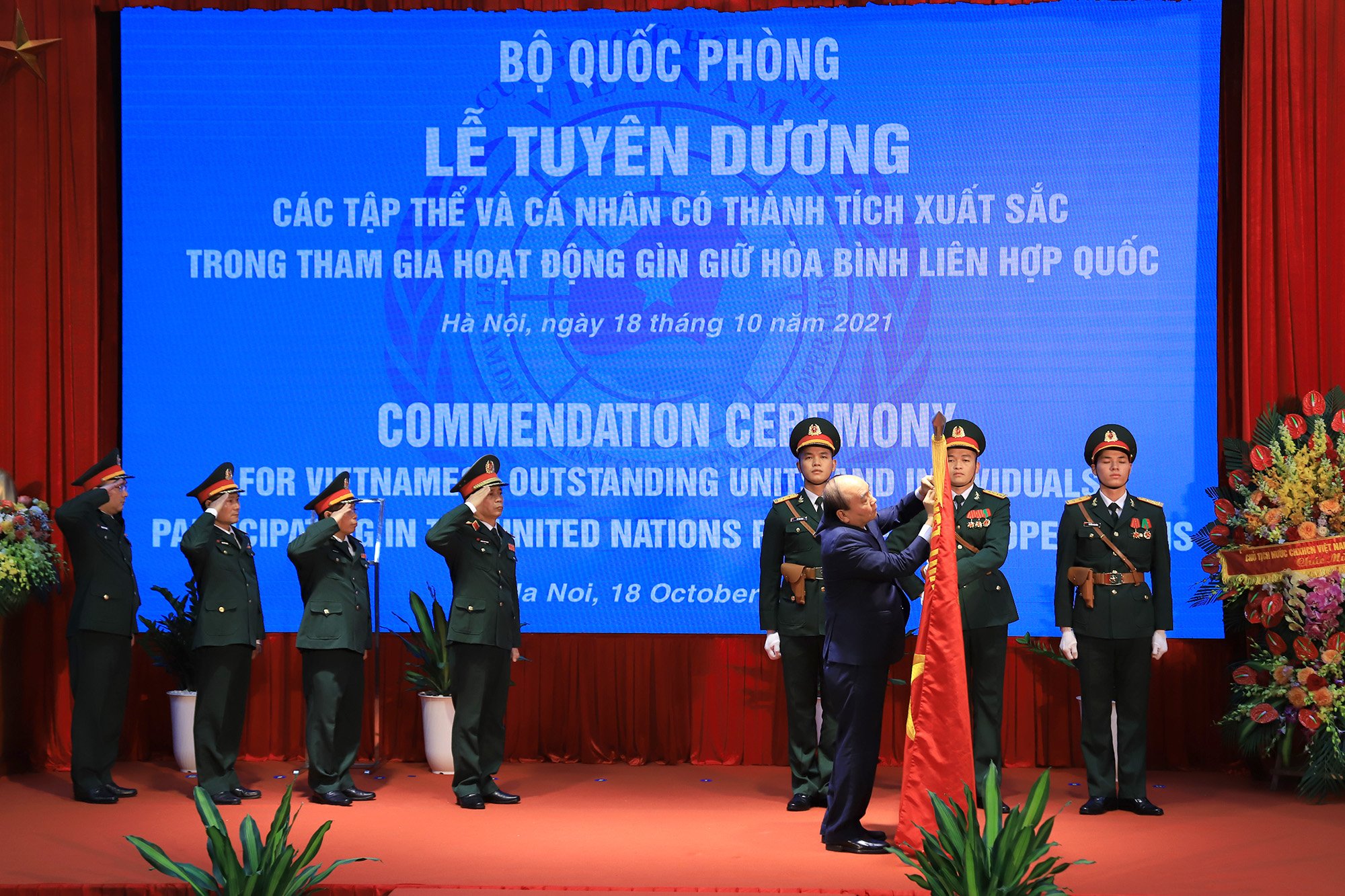 	Chủ tịch nước Nguyễn Xuân Phúc trao Huân chương Bảo vệ Tổ quốc hạng Nhì cho Cục Gìn giữ Hoà bình Việt Nam