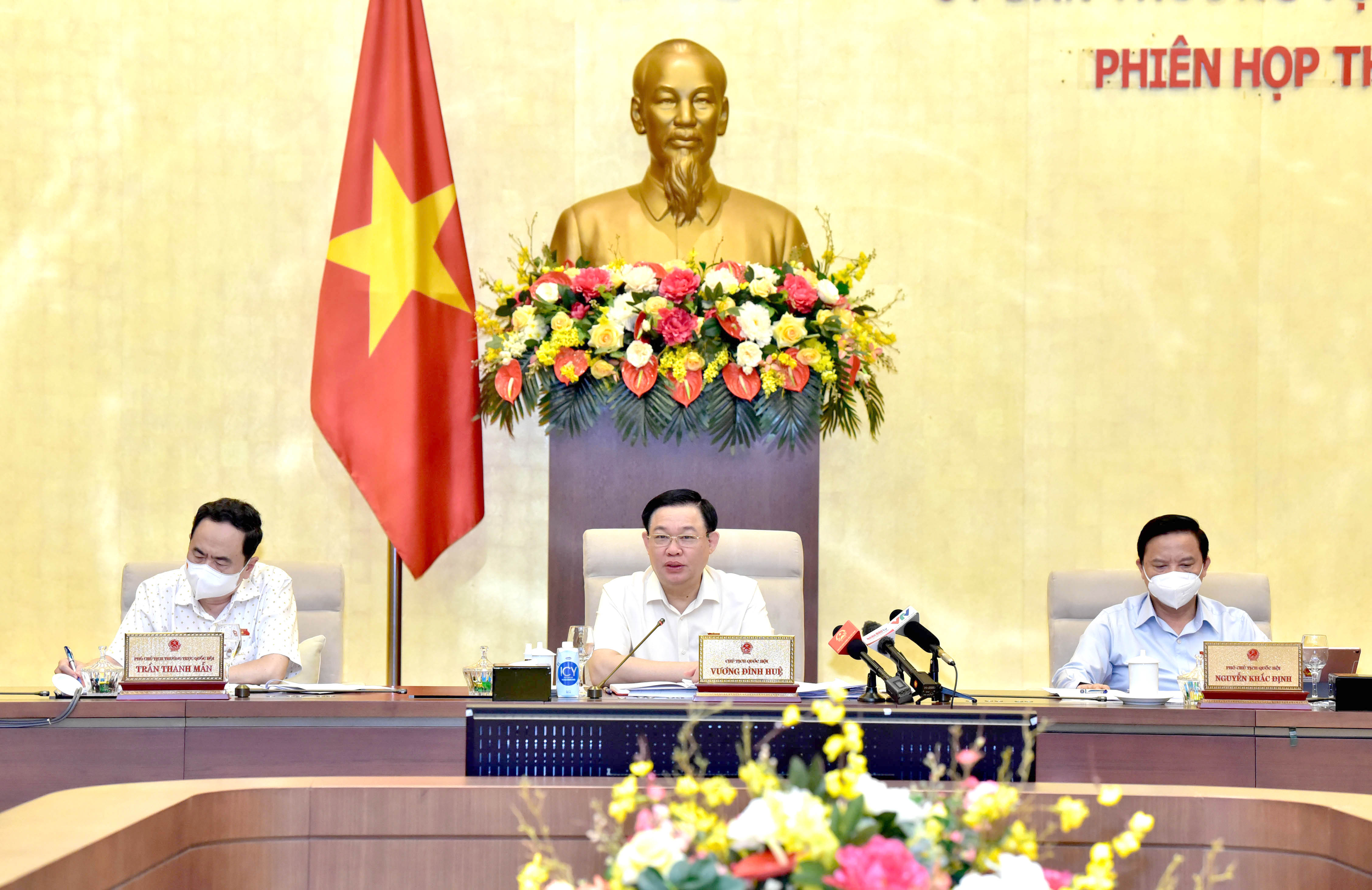	Chủ tịch Quốc hội Vương Đình Huệ phát biểu tại phiên họp của UBTVQH ngày 13.10 - Ảnh: Lâm Hiển