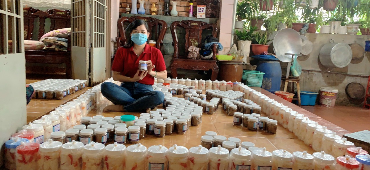 	Chị Thu Phương, nhóm Hạt gạo nhân ái, tỉnh Bình Phước, chuẩn bị chuyển đồ ăn cho khu cách ly