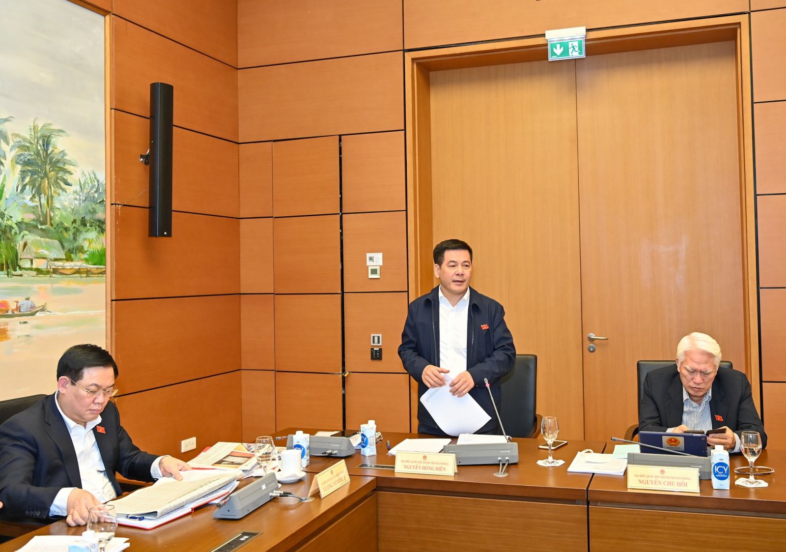Bộ trưởng Bộ Công Thương Nguyễn Hồng Diên, ĐBQH TP. Hải Phòng tham gia thảo luận tại Tổ
