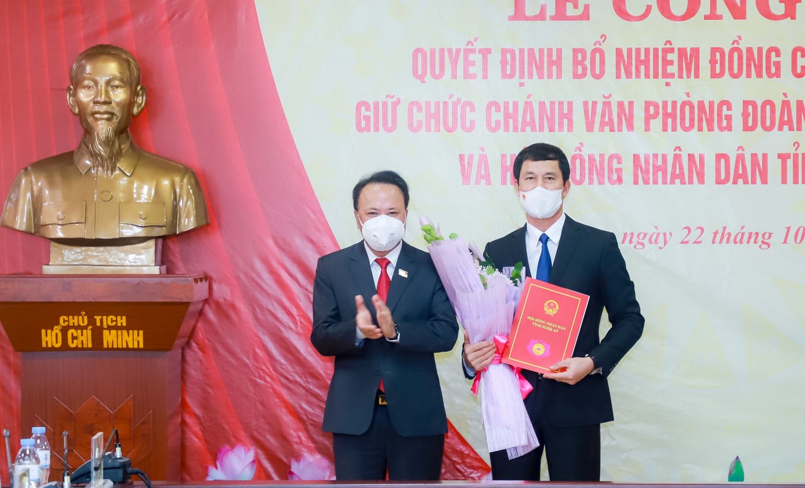 Phó Chủ tịch Thường trực HĐND tỉnh Nguyễn Nam Đình trao Quyết định bổ nhiệm cho ông Bùi Duy Sơn